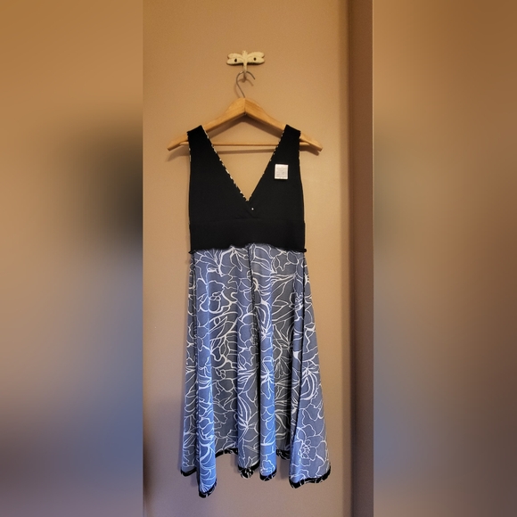 Black & white sleeveless floral dress with attached sash and bow. Size 4 - Picture 6 of 7